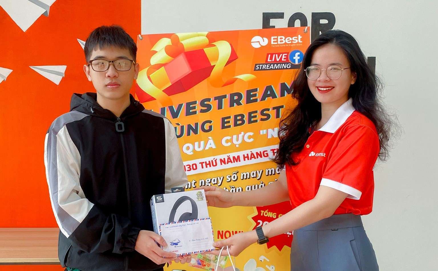 Trao quà tuần 1 cho bạn Hoàng Minh Hiếu