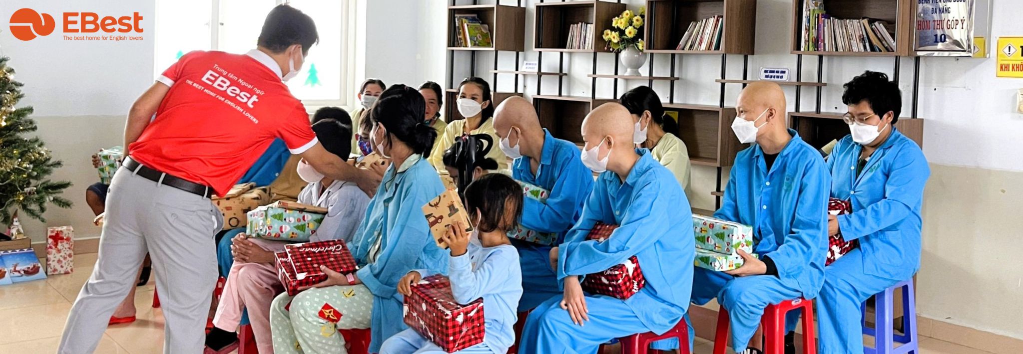 Gặp gỡ và tặng quà Giáng Sinh