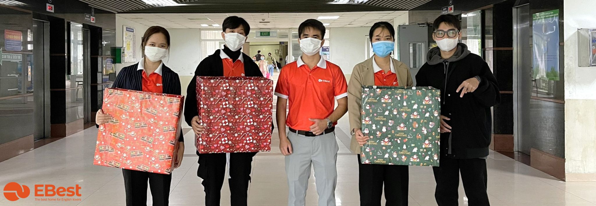 Gặp gỡ và tặng quà Giáng Sinh